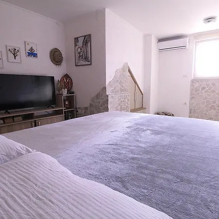 Lovely Es Apartment